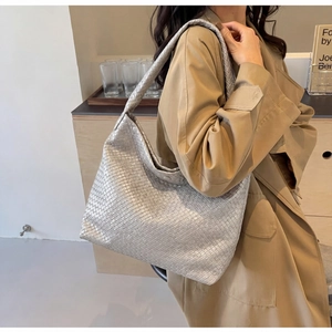 Sac à bandoulière tressé argenté au fini métallisé pour un style urbain minimaliste