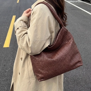 Grand sac hobo tressé marron pour femme idéal pour le trajet quotidien et le loisir