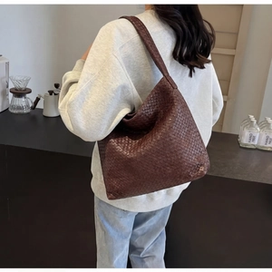 Sac hobo marron à texture tressée de grande capacité présenté dans un cadre quotidien