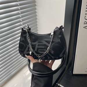 Borsa Hobo a Mezzaluna in Pelle PU da Donna Trendy Con Stampa Lettere Astratte Catena Argento Perla Artificial Ciondoli a Cuore Borsa Sottobraccio