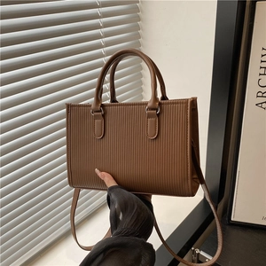 Borsa a mano marrone classica con trama a righe verticali e doppi manici in stile urbano