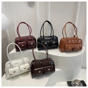 Detailaufnahme von Vintage-Handtaschen in fünf Farben mit zwei vorderen Drehverschlussfächern