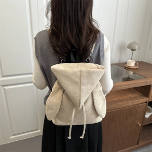 Zaino carino in camoscio beige con orecchie di coniglio e coulisse indossato dal modello