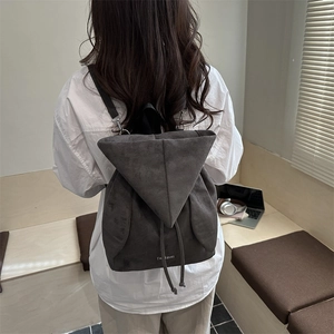 Zaino in finta pelle scamosciata grigio scuro con testo fashion e patta triangolare