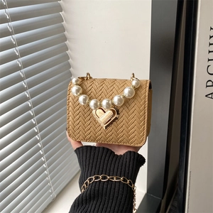 Straw woven crossbody bag with pearl handle and golden heart clasp in khaki finish