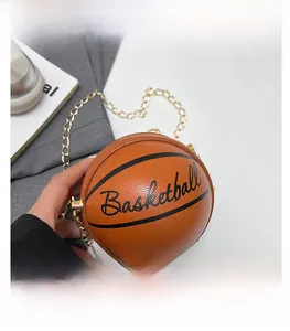 Vista detallada del mini bolso bandolera de baloncesto con cadena dorada y textura