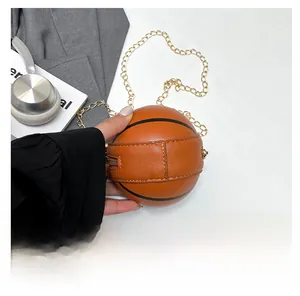 Detalle de las costuras en el bolso bandolera con forma de balón de baloncesto y cadena