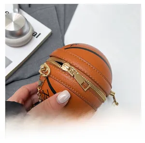 Detalle de la cremallera de metal dorado en el bolso bandolera con forma de balón