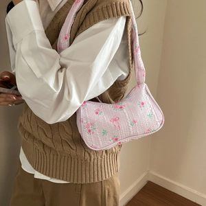 Sac sous le bras chic à fleurs roses avec tissu plissé pour femmes élégantes