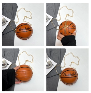 Detalle del bolso bandolera con forma de baloncesto, cadena dorada y cremallera
