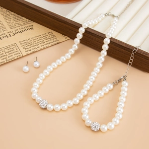 Parure de bijoux en perles avec boules de strass comprenant collier, bracelet et boucles