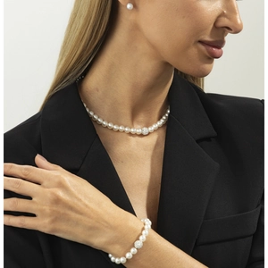 Ensemble bijoux perles blanches avec collier bracelet et boucles d'oreilles sur mannequin