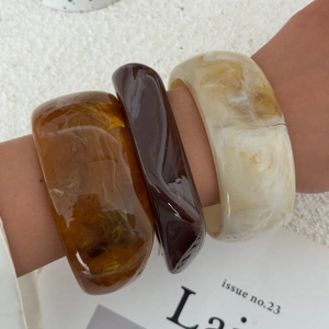 Three-piece set of retro resin bangles with amber, coffee, and marble textures