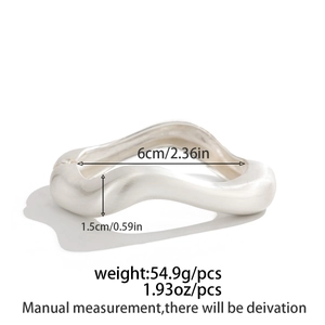 Détail d'un large bracelet argenté ondulé avec dimensions et poids de 54,9g