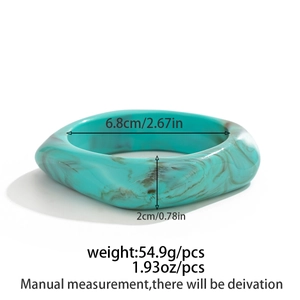 Détail du bracelet en résine turquoise montrant la texture marbrée et le diamètre de 6,8cm