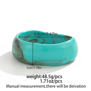 Vue détaillée du bracelet en résine turquoise montrant un diamètre 6,8cm et largeur 3cm