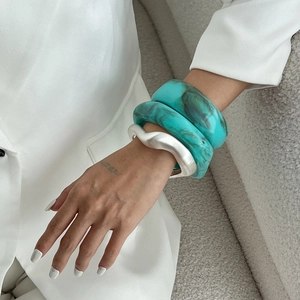 Bracelets chics en résine turquoise effet marbre avec un jonc ondulé en métal argenté