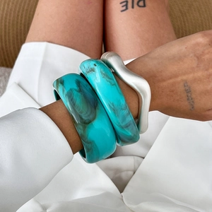 Ensemble de 3 bracelets empilables en résine marbrée turquoise et métal argenté mat ondulé