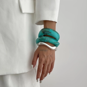 Ensemble de bracelets modernes en résine turquoise marbrée et métal argenté ondulé