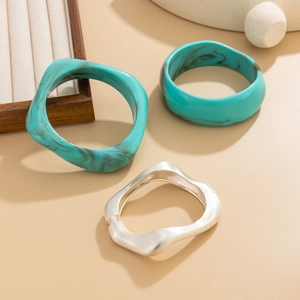 Détail de l'ensemble de joncs en résine turquoise marbrée et bracelet en métal argenté mat