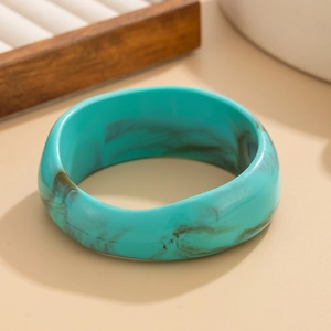 Détail macro du bracelet en résine turquoise avec texture fumée naturelle et polie