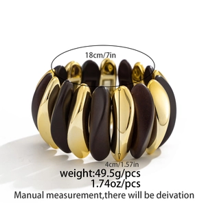 Close-up of elastic bracelet showing dark brown resin and gold curved wave links