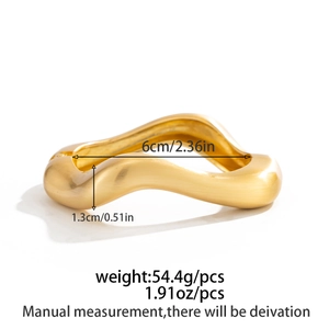 Detailed view of matte gold elastic bracelet showing dimensions and 6cm inner diameter