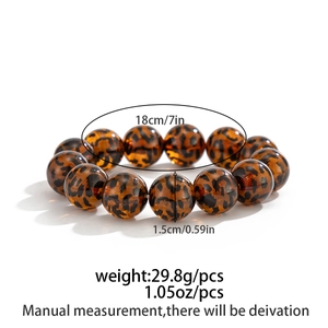 Detail view of 18cm leopard print acrylic bead bracelet showing pattern and 15mm bead size