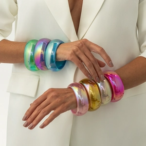Set di bracciali larghi in acrilico iridato arcobaleno con riflessi metallici tipo aurora