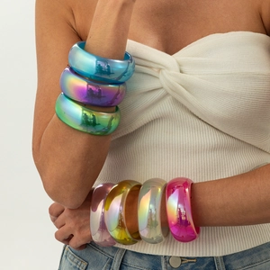 Vista dettagliata di bracciali in resina iridescente con finitura olografica colorata