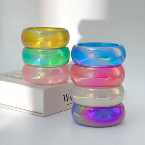 Bracciali grossi in resina iridescente laser in vari colori vivaci con finitura perlata