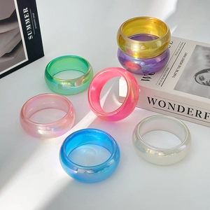 Bracciali rigidi in resina iridescente dai colori vivaci con finitura aurora perlata