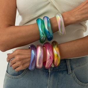 Set di bracciali in resina colorata irregolare con finitura glitterata cangiante