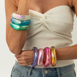 Set di sette bracciali in resina iridescente con forme geometriche e organiche da donna