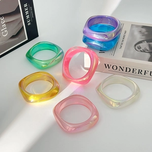 Set di anelli geometrici in resina iridescente con stile jelly estivo e colori vivaci