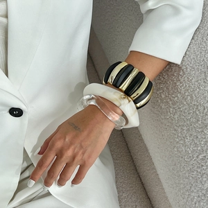 Three-piece stackable bracelet set with acrylic, marble texture and black-gold metal design
