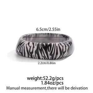 Size chart for zebra print resin bangle showing inner diameter 6.5cm and height 2.2cm