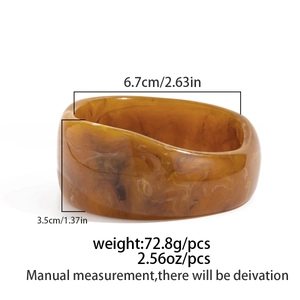 Detailansicht eines breiten Bernstein-Resin-Armreifs mit unregelmäßigen Kanten und Maßen