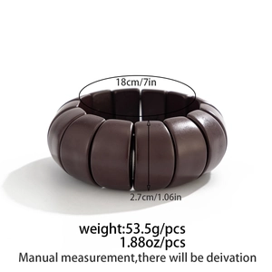 Détail de l'ensemble de bracelets en résine bordeaux avec circonférence 18 cm et largeur 2,7 cm