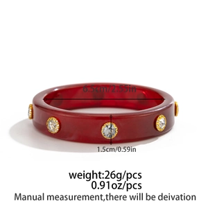 Détail du bracelet en résine bordeaux avec strass montrant les dimensions 6,5 cm de diamètre