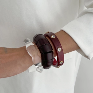 Ensemble de bracelets superposés en résine bordeaux et acrylique avec strass