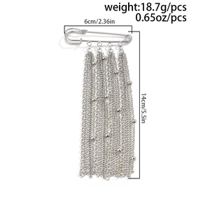 Vista dettagliata della spilla a nappe in metallo argento, larghezza 6cm e lunghezza 14cm