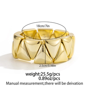 Vue détaillée d'un bracelet doré géométrique de 18 cm de tour et 2,5 cm de largeur