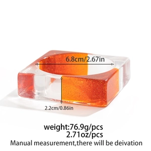 Gros plan du bracelet épais en acrylique irrégulier avec détails de blocs pailletés