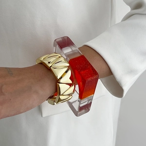 Bracelet jonc large en résine dégradé ambre et gourmette géométrique dorée