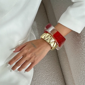 Ensemble bracelet en métal doré géométrique et jonc en résine pailletée rouge