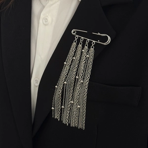 Broche épingle à nourrice argentée avec chaînes à franges et perles sur veston