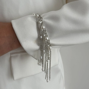 Elegante bracciale multistrato con perle e nappe in catena argentata per banchetti