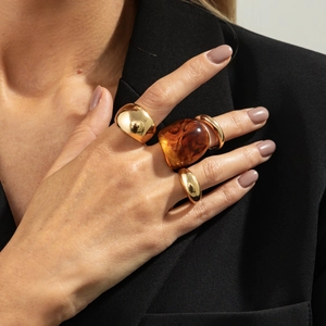 Chic 4-piece ring set with amber resin band and chunky gold metal minimalist rings