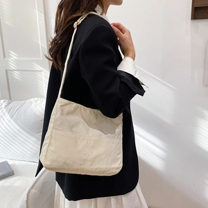 Sac fourre-tout tendance en velours côtelé beige pour femme avec un design spacieux pour le trajet